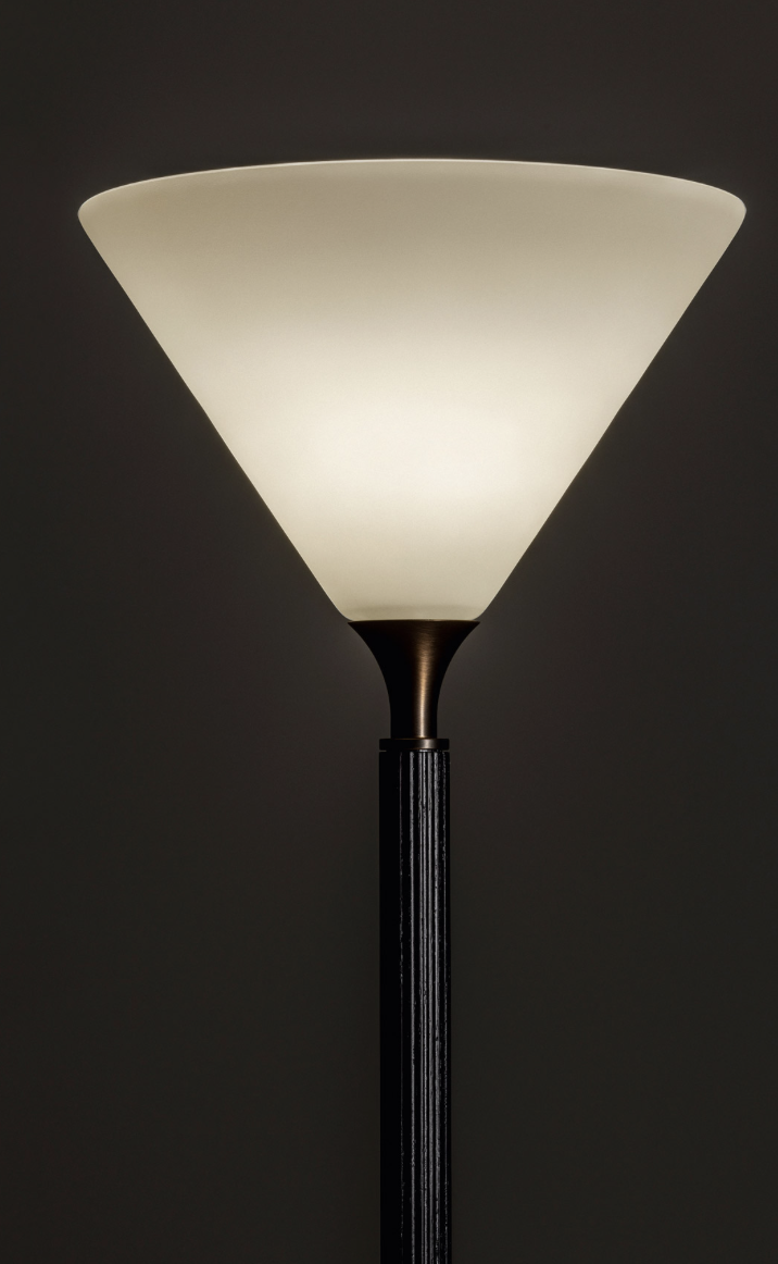 مصباح أرضي DUO | تصميم أنيق من خشب الرماد والنحاس البرونزي